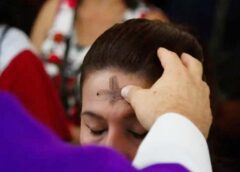 “Polvo eres”: Miles de fieles inician el camino cuaresmal este Miércoles de Ceniza